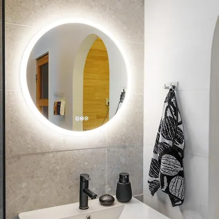 The Luna Lounge, With Sauna